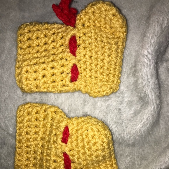 Pooh bear theme baby slippers - Picture 2 of 2